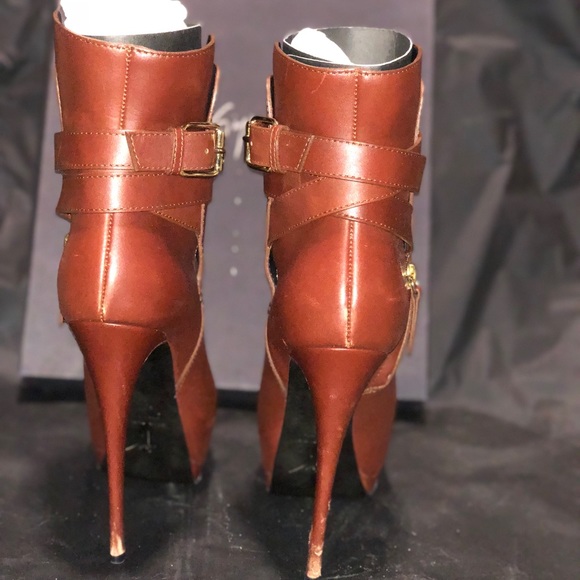 Giuseppe Zanotti belted platform ankle bootie - Picture 3 of 6